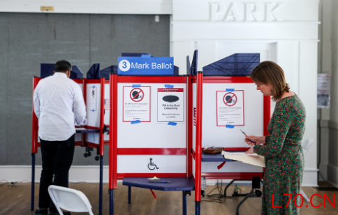 4月21日，在弗吉尼亚州阿灵顿举行的特别选举中，选民们在里昂公园社区中心内的投票站投票