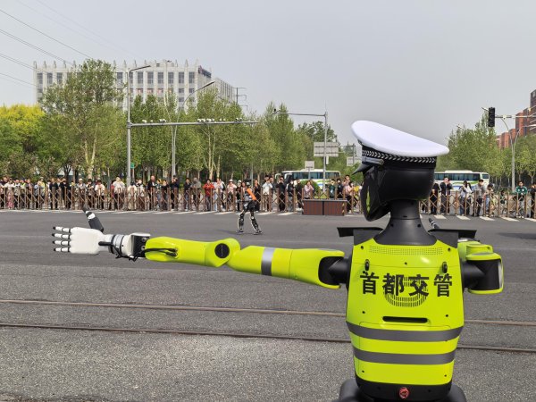 首都特殊交警“天轶”火了！真人做“师父”，十几天“速成”！