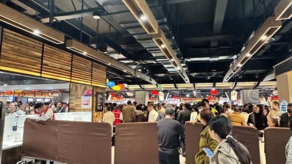 胖东来大年初五开门营业，部分门店已限流，有游客凌晨5点排队等待进场