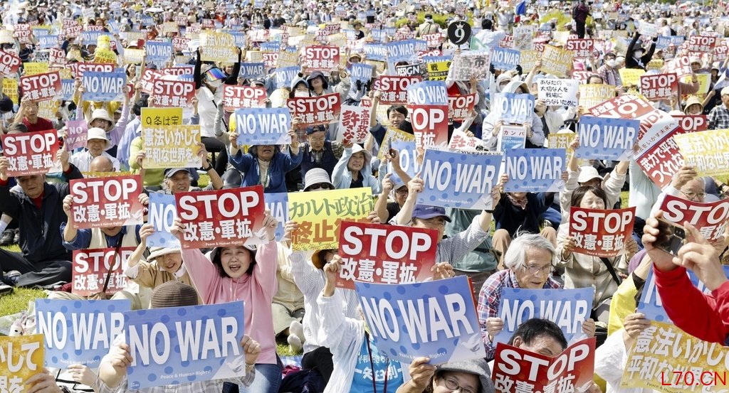 5月3日，在日本宪法纪念日当天，数万名日本民众在东京举行守护和平、反对修宪的集会活动。（IC photo）