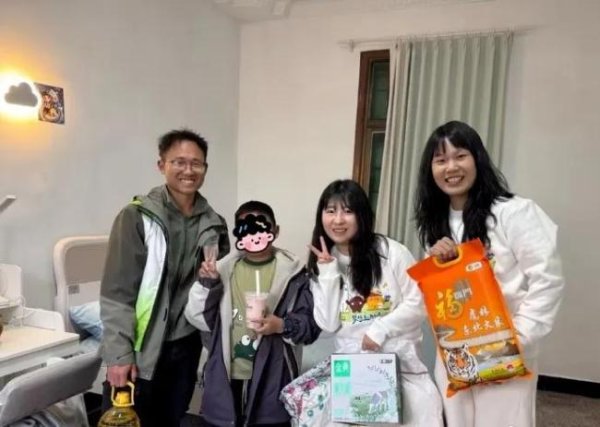 一点点资助男孩长期班级前三 争议背后的故事