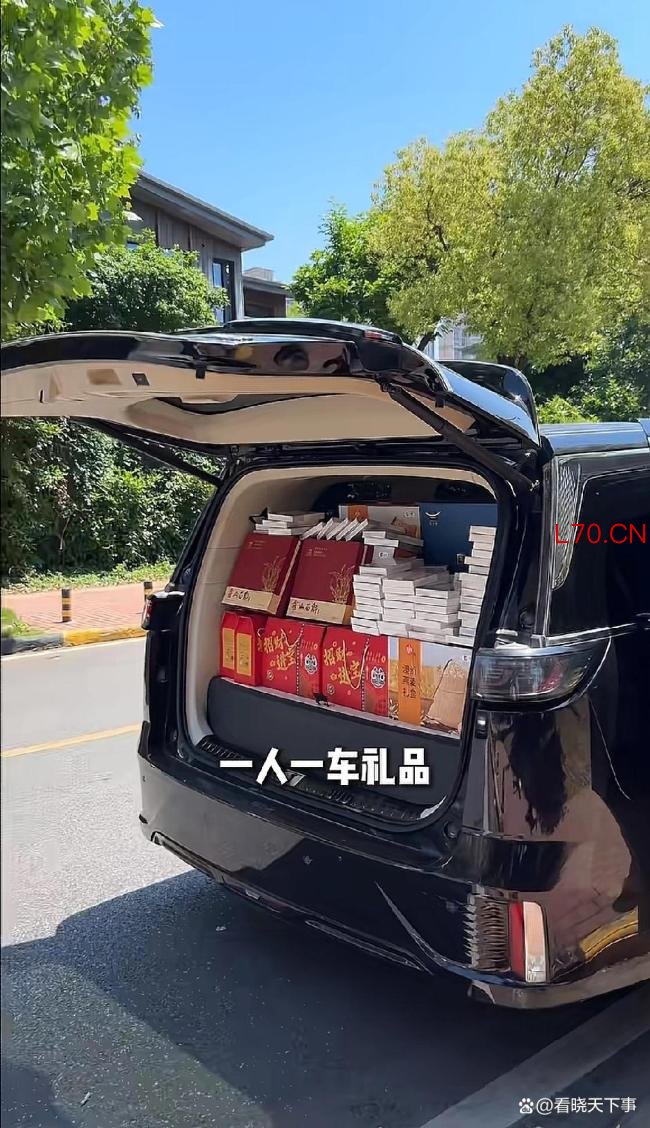 男孩厕所捡到15万劳力士绿水鬼 诚信母子获失主重谢