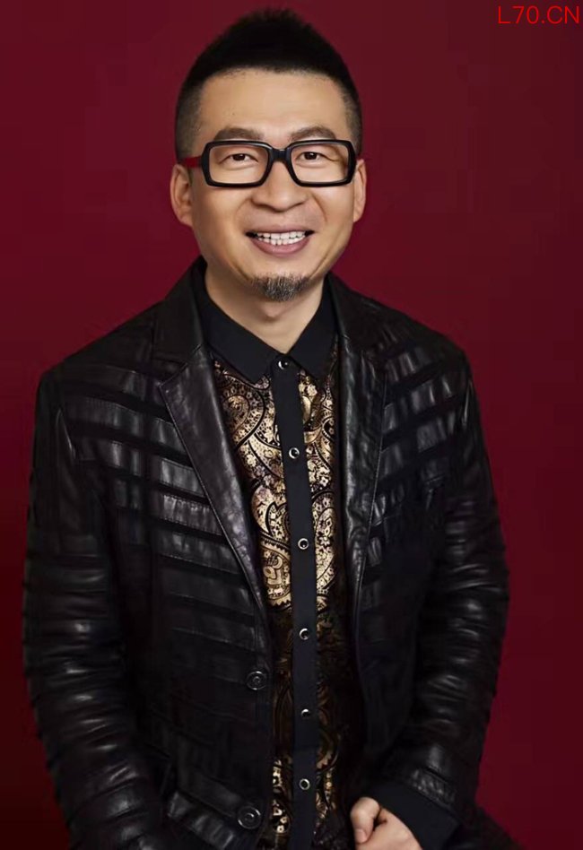 在《魔力歌先生》的选曲歌单中,一共有两首作品出自老猫之手,并且均在节目播出后引发全网狂欢。由金润吉、张玮、王谦、纪海星四位实力唱将联手改编的《野花香》,作为第四期的“王炸”舞台,被观众盛赞为“天花板级唱功”与“生理性摇摆反应”,音乐一响,就忍不住的摇头晃脑,网友直呼“魔力歌神级舞台”、“新一代广场舞神曲诞生”。