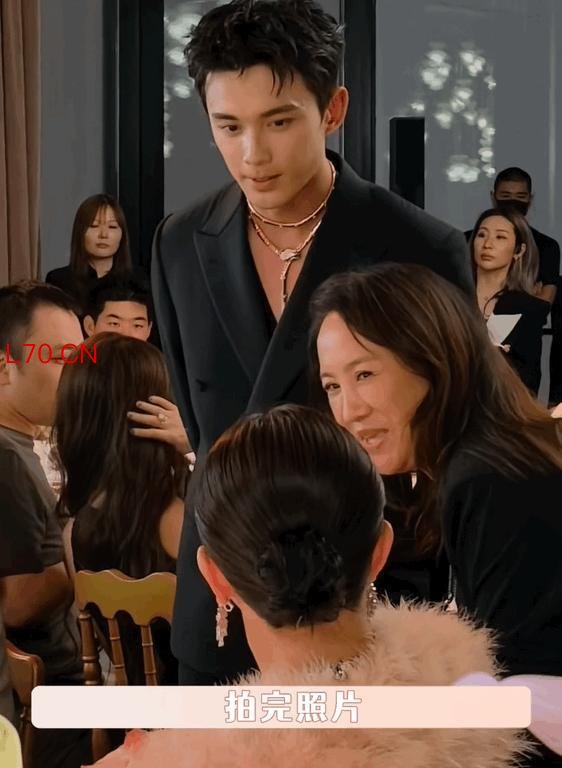 吴磊坐梁朝伟刘嘉玲中间 10年情谊温暖如初