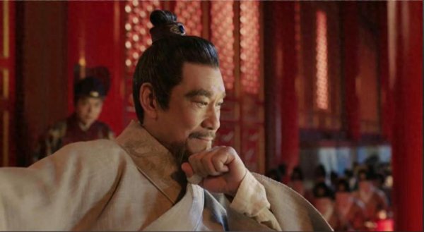 朱棣将37岁尚书下油锅, 太监用铁棒翻动焦尸, 为何死活背对龙椅?