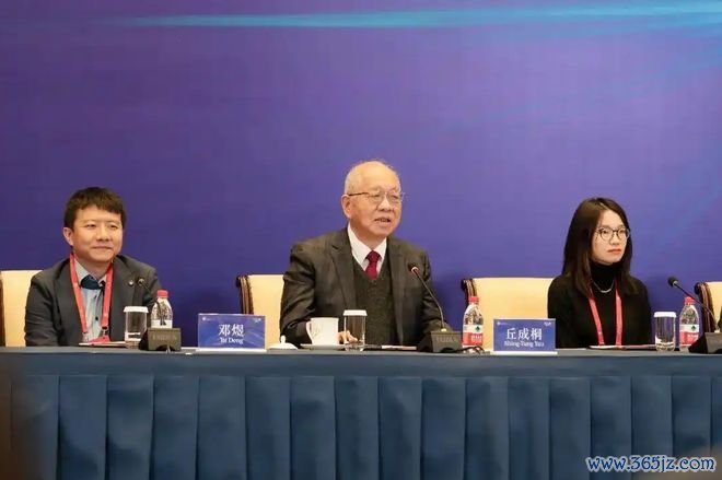 ▲2026年1月，邓煜（左一）、王虹（左三）与丘成桐一起出席ICCM 图据每日经济新闻