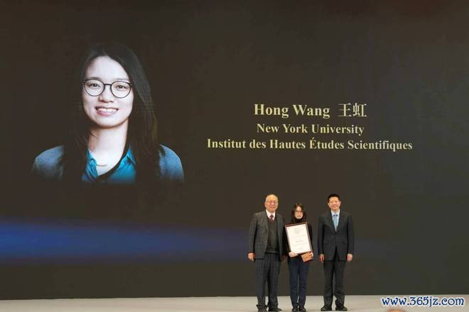 ▲2026年1月，丘成桐为王虹颁发世界华人数学家大会数学金奖清华大学丘成桐数学科学中心供图